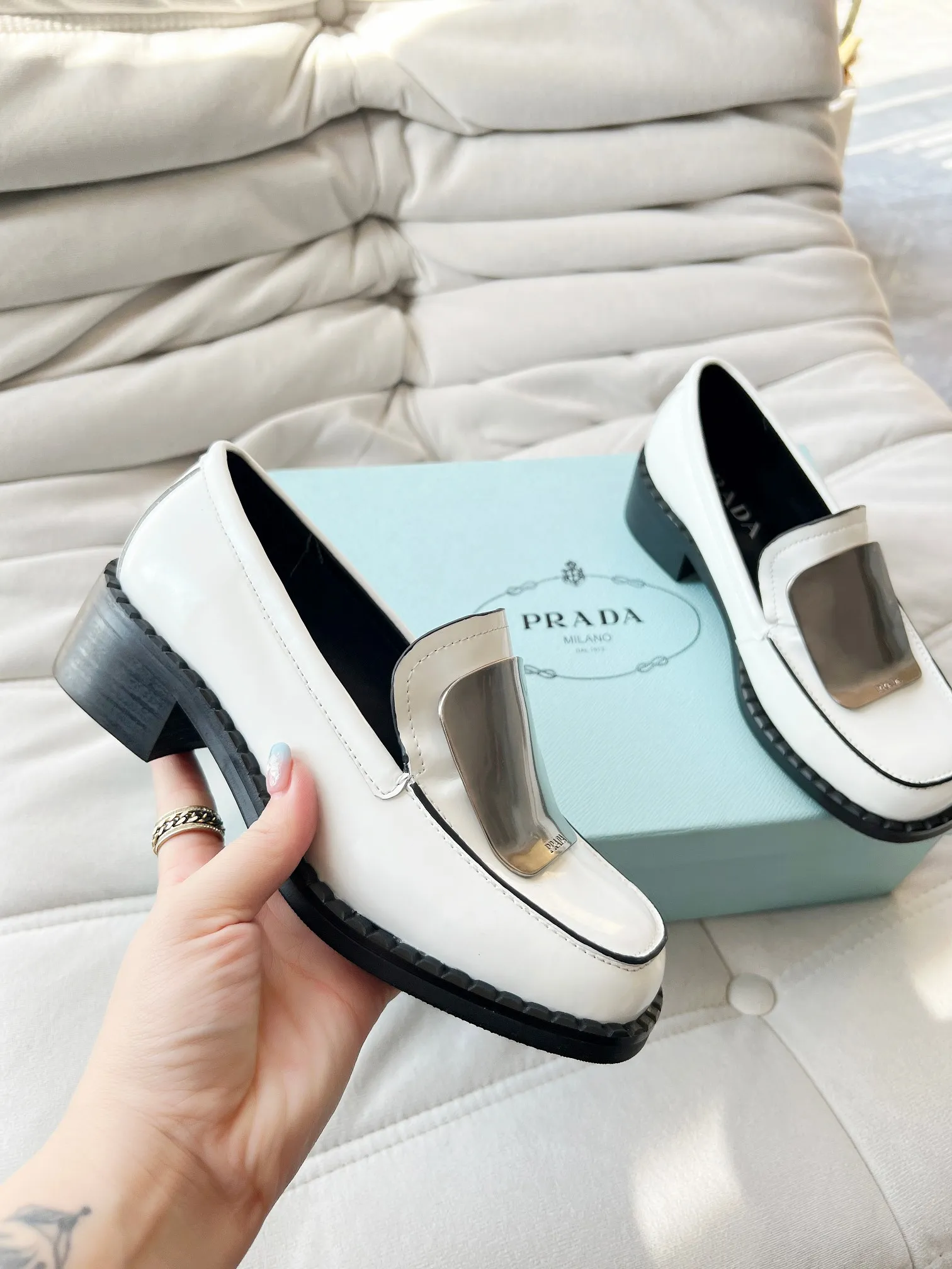 👟👟Ex-factory price 560👟👟 Prada’s new spring and summer women’s clothing｜Absolutely beautiful🥰Exception! Extra number! Anita will continue to update the latest SS25 catwalk pre-sale models, with novel logos as soul mates. Full of fun ~ Adhering to the trend-setting vane, you must believe in Prada's ability to capture fashion. 35-42 yards